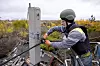 REPARERER: Aleksandr Vasjenko (26) reparerer en ledning som ble skadet av en russisk granat i løpet av natten.
