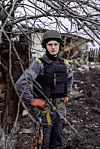 REPARERER: Aleksandr Vasjenko (26) jobber med å reparere en ledning som ble skadet av en russisk granat i løpet av natten.
