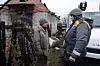 RAMMET: Sergej bor med familien sin rett ved der granaten slo ned og fikk garasjen sin bombet i stykker.