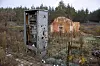 STORE ØDELEGGELSER: Det vil kreve mye elektrikerarbeid før toget kan gå her igjen. Transformatorstasjoner og elledninger er ødelagte og fulle av splinthull.