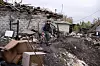 REPARERER: Aleksandr Vashenko (26) jobber med å reparere en ledning som ble skadet av en russisk granat i løpet av natten.
