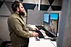 KUNDESERVICE: Marius Søvik har vokst opp med PC som hobby og har ingen problemer med å finne fram på tastaturet.