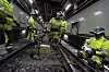 SPORKRYSS: Et sporkryss i Oslotunnelen må byttes på grunn av skinnebrudd. Mens arbeidet utføres inne i toget, kan trafikken i det andre sporet gå som normalt.