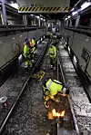 VERKSTED PÅ SKINNER: Toget gjør det mulig å jobbe tørt og trygt uavhengig forholdene på utsiden. Denne natta var Lasse Becker, Fredrik Barth, Henrik Holtan, Daniel Tangen, Vegard Glomsrud og Sigve Sand på jobb i tunnelen. Også sikkerhet - og kvalitetsrådgiver Marianne Blikken i Bane Nor var innom.