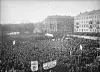 Massemønstring av streikende på 17. mars 1924. En av parolene er «En blodigle er vakrere enn en streikebryter». Samfundshjelpen var organiserte streikebrytere på initiativ fra arbeidsgiverne.