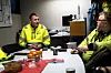 Johan Hovind (t.v.) diskuterer årets lønnsoppgjør med bergsprenger Richard Johansen.