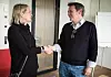 Lektor Gitte Luk sier hun egentlig er konfliktsky. Men tillitsreformen har gjort henne modigere til både å ta opp ubehagelige ting – og kanskje be om høyere lønn. Her er hun med utdanningssjef Henrik Jørgensen.