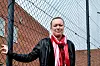 - Hvis ledelsen setter av tid til å prioritere tillitsreformen, da vil den lykkes, mener Mette Louise Frets Nielsen. Nå tillitsvalgt for Fængselsforbundet, tidligere fengselsbetjent i Nyborg Fængsel (i bakgrunnen). Hun var med på å starte et pilotprosjekt nettopp her.