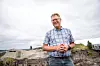 HØYTORP FORT: Erik Unaas viser stolt fram festningsanlegget Høytorp fort. Ordføreren har mange tanker om hvordan fortet kan utvikles som attraksjon og møteplass i kommunen. Selv beskriver han seg som en kreativ type som ser muligheter i det meste.