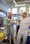 NY OST: Arne Brimi og fabrikksjef Frode Aurmo er spent på hvordan forbrukerne vil motta «Gudbrandsdalsost Anno 1863» som lages kun på anlegget i Lom og Skjåk.