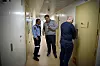 Maher Laouni (t.v) og Martin Alexander Simonsen (t.h) er begge transportledsagere. Per Olav Grønningen, nestleder i NTL-klubben låser døra til sikkerhetscella).