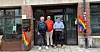 Finn (61), Frank Aage (64) og Steinar (62) er fornøyd med at Grønland seniorsenter har blitt regnbuesertifisert.