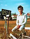 NYUTDANNET: Ahmad Mubashir preger omslaget av boka «Tilbakeblikk, Da pakistanerne kom til Norge», skrevet av Mahmona Khan. Bildet er tatt i 1971.