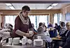 {b}SLUTT FOR DENNE GANG: Inger-Karin Jakobsen rydder mens seniortreffet pågår. Neste tirsdag er hun klar til tjeneste igjen, men da slipper hun unna kjøkkentjenesten for den går på rundgang.