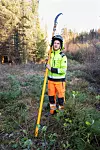 TUNGT ARBEID: Det meste av linjeryddinga skjer for hånd, som med denne lange saga til Marius Halvorsen Hattrem.