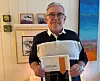 50-årsjubilant: Distriktssekretær Pål Sture Nilsen har vært hjemme hos Jon Olav Hammer med diplom for å markere at han har vært medlem av forbundet i hele 50 år! Hammer jobbet i Statens vegvesen og Mesta før han ble pensjonist.