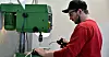 UNIK PRODUKSJON: Maskiner og utstyr er unikt og designet på fabrikken. Her jobber industrimekaniker Christoffer Trangsrud (22).