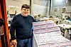 KLUBBLEDER: Henning Steen viser fram et av signaturproduktene til 07, kuponger fra Norsk Tipping.