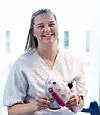 STOLT ØYEBLIKK: Med denne hjelmen, konstruert til en baby, tok Elisa Sæbø Sylta fagprøven. – Den kommer jeg alltid til å ha med meg, sier hun.