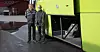 PÅ FEIL SIDE: Det store lasterommet har luke som kan styres fra bussjåføren innenfra, men det bagasjerommet vender ut mot trafikken. Derfor har tillitsvalgte og verneombud bedt sjåfører om å ikke bruke det bagasjerommet. Verneombud Ulf Rosell (til venstre) og Harald Gleditsch mener det skyldes manglende krav fra Brakar i anbudsutlysningen.