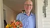 50-årsjubilant: Tidligere anleggsarbeider Gustav AHåheim har blitt tildelt forbundets diplom og blomster for 50 års medlemskap av distriktssekretær – og tidligere arbeidskollega - Ole Jarl Madland.
