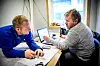 SPENT PÅ TIMELØNNA: Tømrerbas Thomas Hermann (til v.) går gjennom leilighetskomplekset etasje for etasje med oppmåler Geir Ståle Johnsen.
