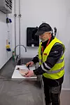 STIKKPRØVER: Seniorinspektør Edvard Lorentsen undersøker hyse som er hentet inn fra en av de russiske trålerne. Kvaliteten er upåklagelig, konstaterer han.