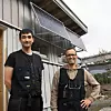 SOLCELLEPANEL: På læringshytta i skolehagen har Vg3-elevene montert solcellepanel, som gir strøm til det elektriske anlegget. Her faglærer Yassine Arakia og Mehmet Ekberjan.