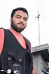 VINDTURBIN: Tanzeel Reman har vært med og montere en liten vindturbin ute.