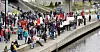 Motdemonstrantene holdt til på andre sida av elva for Sian-demonstrasjonen i Sandvika i fjor.