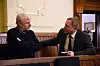 Terje Fenn-Samuelsen, 1. nestleder i NTF (til venstre) og Nicolay Skarning, Bedriftsforbundet og Holship sin advokat i samtale før dommen ble lest opp.