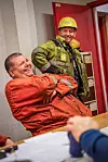 HA-HA: Klubbleder Rainer Ingebrigtsen (stående) påstår at han setter ned foten hvis snakket blir for drøyt. Men vi er jo i Finnmark og vi er jo menn, sier han. Ronny Kristiansen sitter på stolen.