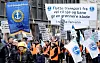 GOD FORBEREDT OG SYNLIGE: Sjøfolkene med mange plakater og karakteristiske oransje vester.