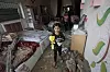Palestinske jenter igjen finner noen av tingene sine, etter et israelsk flyangrep som rammet hjemmet deres i flyktningleiren Nusseirat i Deir al-Balah midt på Gazastripen.