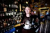 BLIR VANSKELIGERE: Dette vil gjøre det enda vanskeligere for små kafeer og restauranter, mener Kaja Tinderholt driver kafeen Fyret på Youngstorget i Oslo. I bakgrunnen kokk Trine Østby.
