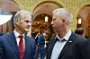 Ap-leder Jonas Gahr Støre og Frode Alfheim i vandrehallen på Stortinget. Alfheim har politisk erfaring fra AUF og som politisk rådgiver for Arbeiderpartiet i flere departement på 90- og tidlig 2000-tallet. Men LO-forbundet hans er partipolitisk uavhengige og er i mot pengestøtte til politiske partier.