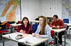 PÅ SKOLEBENKEN: Tetiana Avramenko (fra venstre) og Iryna Tyshchenko synes det norske språket er vanskelig å lære. I bakgrunnen er ektemannen til Avramenko, Alireza Dashti.