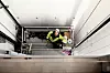 Heismontasjen går radig og dessuten helsemessig forsvarlig framover med faststøpte ankerskinner. Roger Østby trives godt på Construction City.