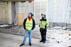 BYGGEBRANSJENS HUS: Thomas Andre Bjørnerud og Roger Østby sjekker ut atriet i det kommende Construction City, som skal huse nettopp bygg- og anleggsbransjen samt eiendomsbransje.