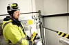 YOU RAISE ME UP: Roger Østby er blant et lite team montører som jobber med 17 heiser i Construction City på Ulven i Oslo.