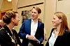 SAMTALE: IKT-Norges Heidi Austlid slår av en prat med Torstein Tvedt Solberg (Ap) og Lise Lyngsnes Randeberg fra Tekna.