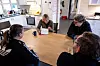 Liv Taraldsen gir kollegene innføring i bruk av Fagforbundets syvende sans. Hun mener at det har blitt for mye mobilbruk i boligen og at det går ut over samholdet på jobb. Ved siden av henne sitter vernepleier Jonas Aavik.