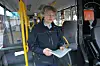 VIKTIG Å STÅ: Når Marit Sauge har tatt en rydderunde i bussen, står hun gjerne og leser et par minutter for å få i gang blodsirkulasjonen i beina.