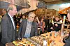 Odd Erilk Kokkin fra Hedmark LO  og Jens Petter Hagen fra Fellesforbundet vurderer om de lar seg friste av god mat.