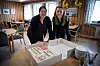 8.MARS: Klart det ble kake på til alle på kvinnedagen. Vera Johansen (t.v) og Sandra Tamnes.