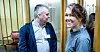 Stortingsrepresentant Une Bastholm fra Miljøpartiet De Grønne holder døra på vidt gap for Fellesforbundets leder Jørn Eggum.