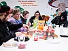 Hver morgen spiser gjengen i 'Fra offer til kriger' frokost sammen. Her sitter Morten-Andre, kontormedarbeider Merethe Aarthun, Maren, Linda Øye og Isak.
