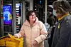 DELT: Kunde, Kari Terese Lien støtter den nye selvbetjeningsteknologien i nærbutikken sin, fordi hun setter at det letter trykket på de ansatte, men hun er mer skeptisk til at teknologien brukes i byene spesielt hvis det truer arbeidsplassene.