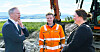 Samferdselsminister Jon-Inge Nygård (Ap) fikk hjelp av lærling William Bye (18) fra Syltern AS da byggestarten på riksvei 80 fra Bodø til Fauske ble markert. Ordfører i Fauske, Marlen Rendal Berg (Sp), fulgte seansen.