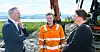 Samferdselsminister Jon-Inge Nygård (Ap) fikk hjelp av lærling William Bye (18) fra Syltern AS da byggestarten på riksvei 80 fra Bodø til Fauske ble markert. Ordfører i Fauske, Marlen Rendal Berg (Sp), fulgte seansen.